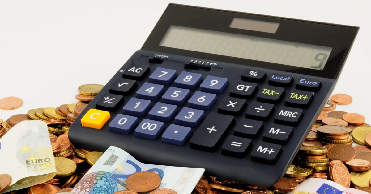 Une calculatrice avec de la monnaie en euros.