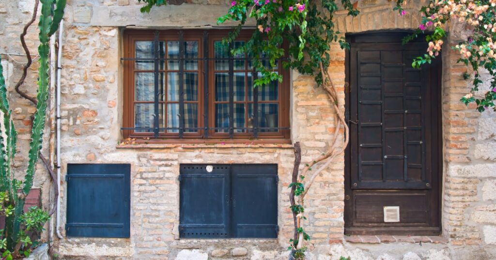 Porte maison extérieure à l'ancienne