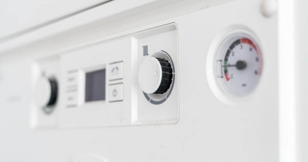 Gros plan sur le panneau de commande d'une chaudière. 