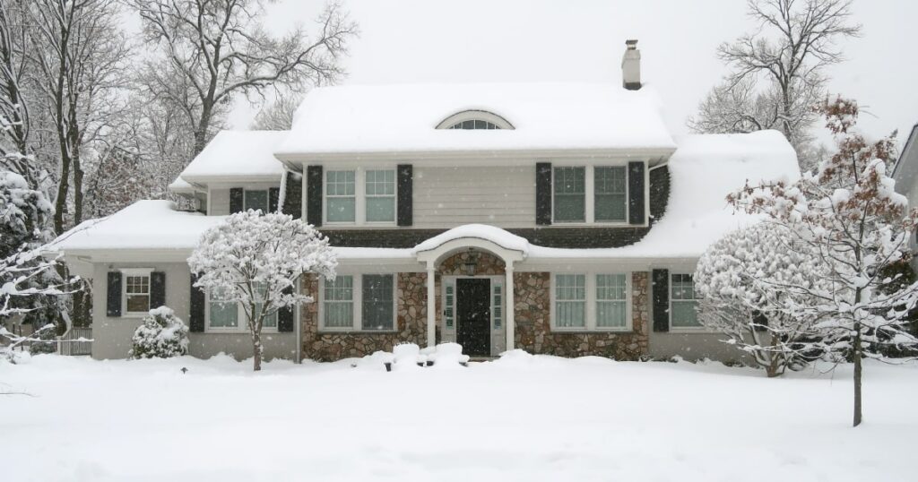 Maison extérieure avec beaucoup de neige dessus